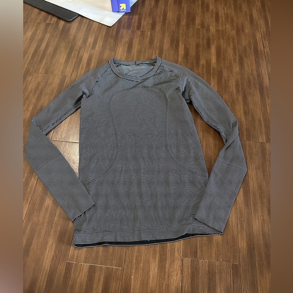 Lululemon Swiftly Tech Long Sleeve Crew
Tempo Stripe Black White
W3F79S
Size 8 - Picture 2 of 5